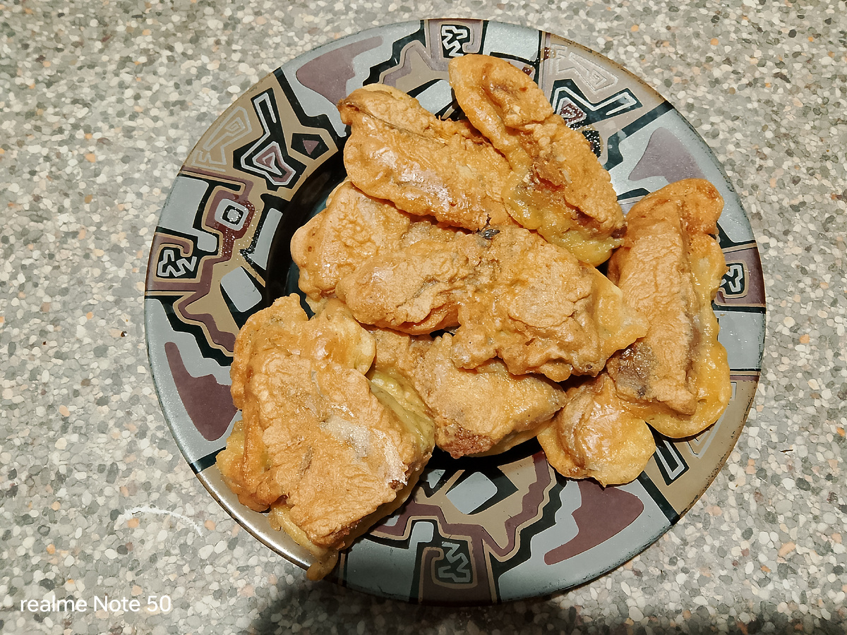 На обед рыбу жарила.