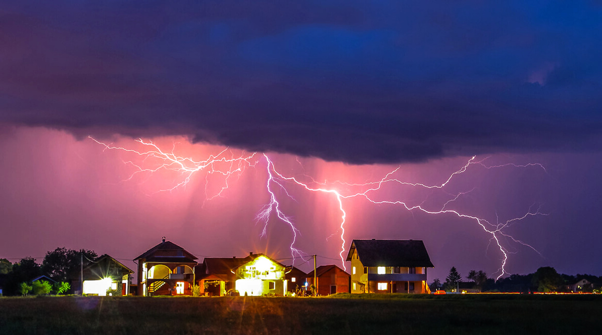 Активный грозовой фронт над жилыми строениями