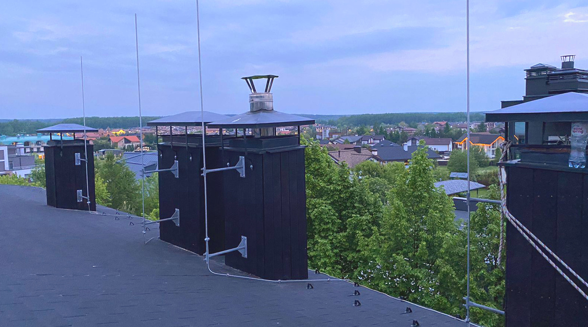 Мачты на кровле как щит, защищающий здание от прямого попадания молнии 