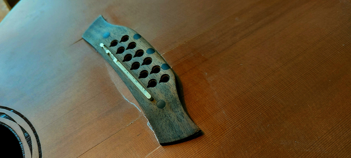 Деформация и прлом избыточно тонкой деки двенадцатиструнной гитары Baton Roiuge