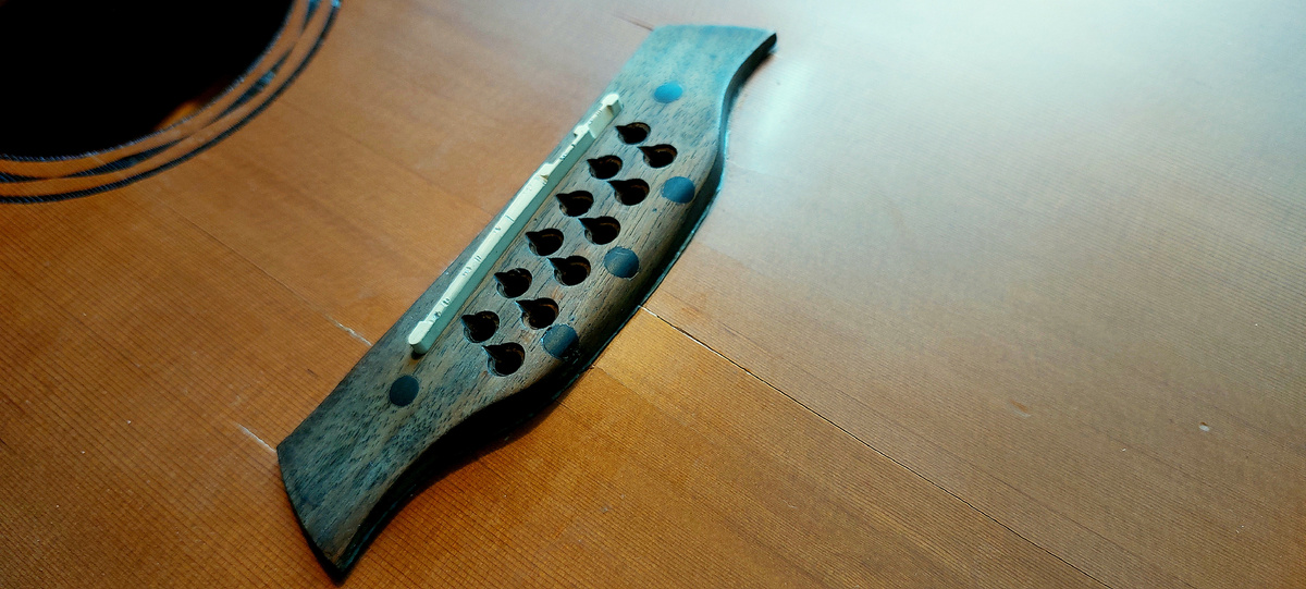 Деформация и трещина деки 12-ти струнной гитары Buton Rouge