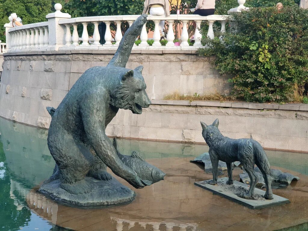 «Медведь с рыбой и волк» — жанровая бронзовая скульптура, установленная в 2006 году в фонтанном комплексе «Герои сказок» на Манежной площади в Москве. 