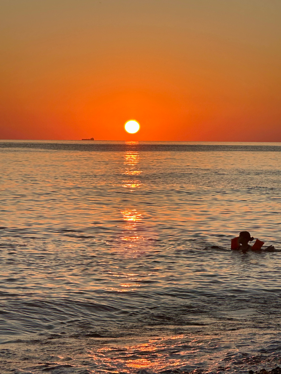 Закат солнца на Черноморском побережье.