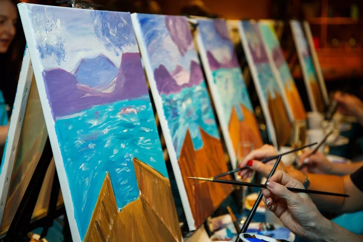 Арт вечеринки с вином и рисованием создают атмосферу праздника