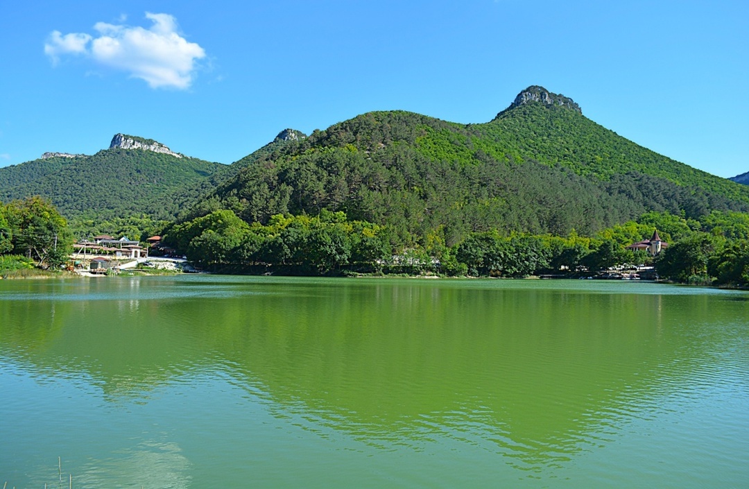 Вид на гору Баба-Даг с озера у подножия. Отчётливо просматриваются все четыре мыса-«когтя» горы.