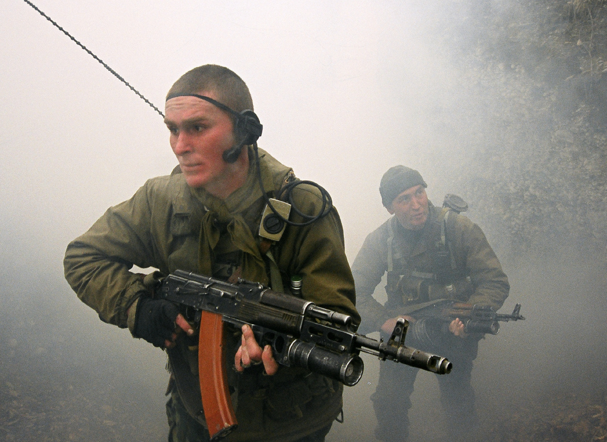 Морские пехотинцы во время боевого выхода. Чечня