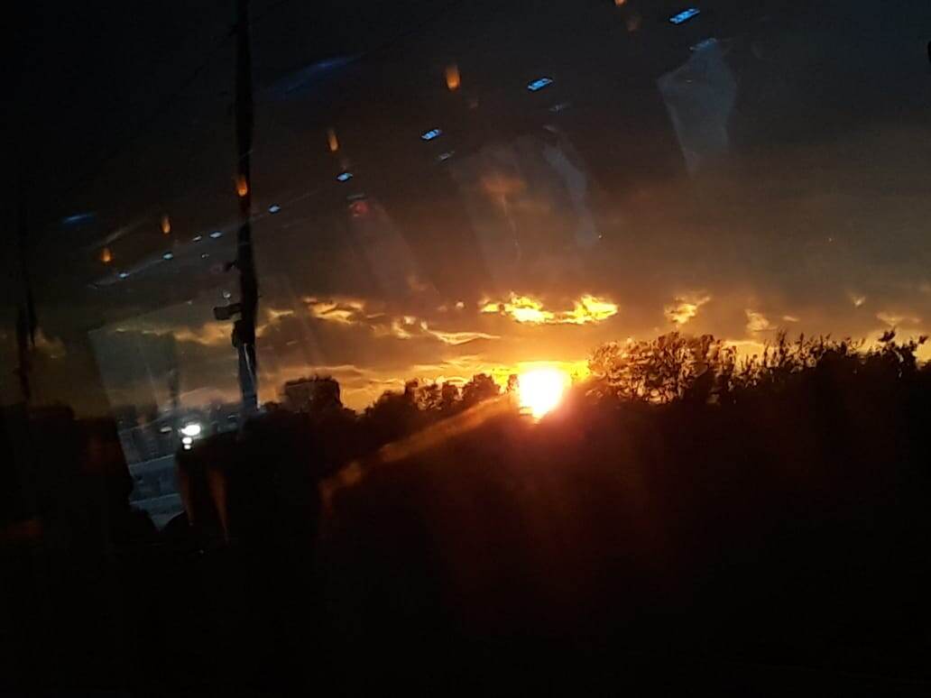 Для обложки. В экскурсионном автобусе заехали в город. Солнце нас встречает)