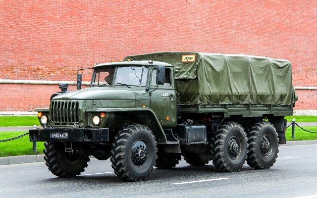 Черный цвет номеров указывает на принадлежность автомобиля к Вооруженным силам РФ или другим военным структурам (Фото: Art Konovalov / Shutterstock / FOTODOM)