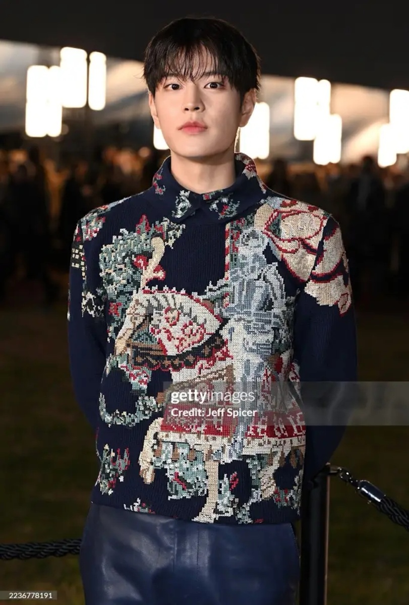 Артист надел на себя ковёр. Ковёр, полный символизма. 