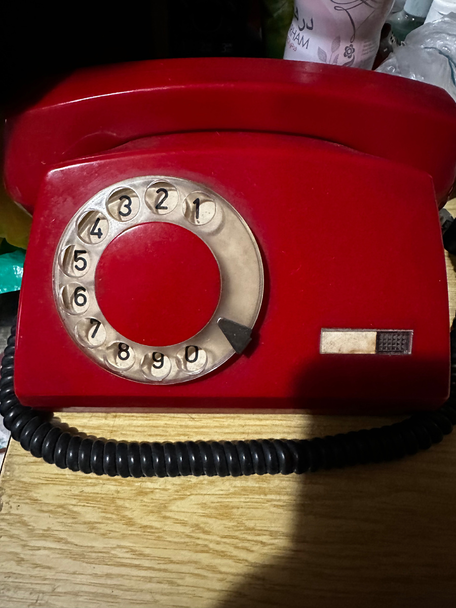 старый, надежный советский телефон