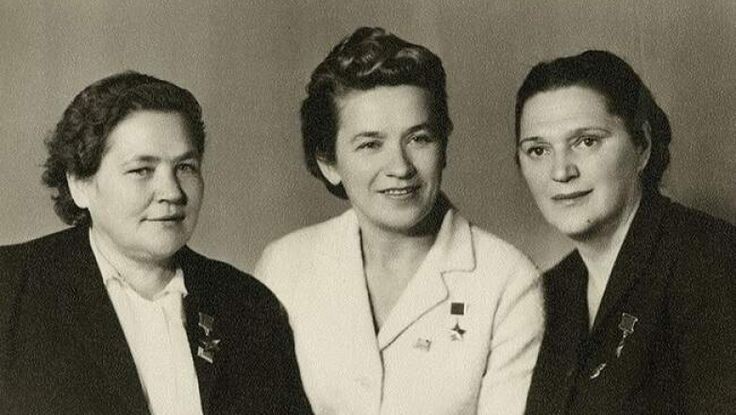 Елена, ( крайняя справа), с соратницами Марией Осиповой и Надеждой Троян. 