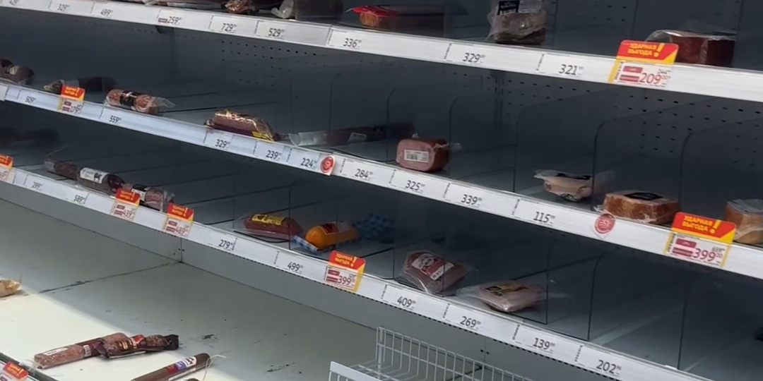 Почему в последние дни люди сметают в магазинах всю колбасу, от дешевой до самой дорогой
