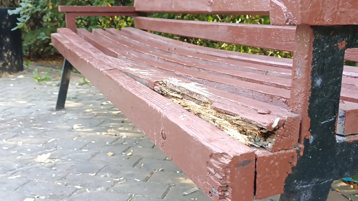 Лавочки в стиле «винтаж» (или просто гнилые).