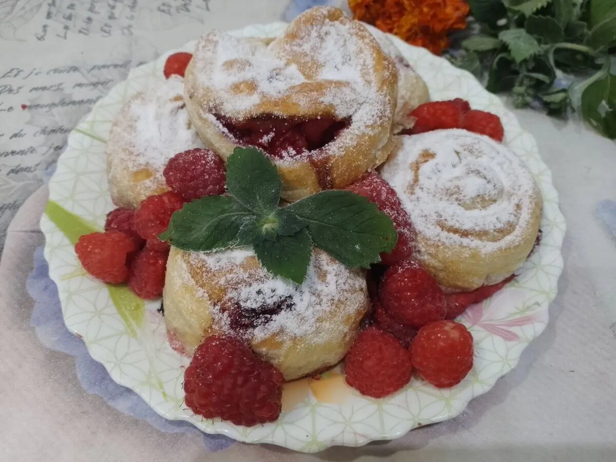 Пирожки с ягодами из слоеного теста