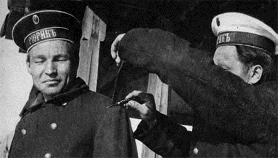 С морского офицера срезают погоны. Март 1917 года. Из открытых источников