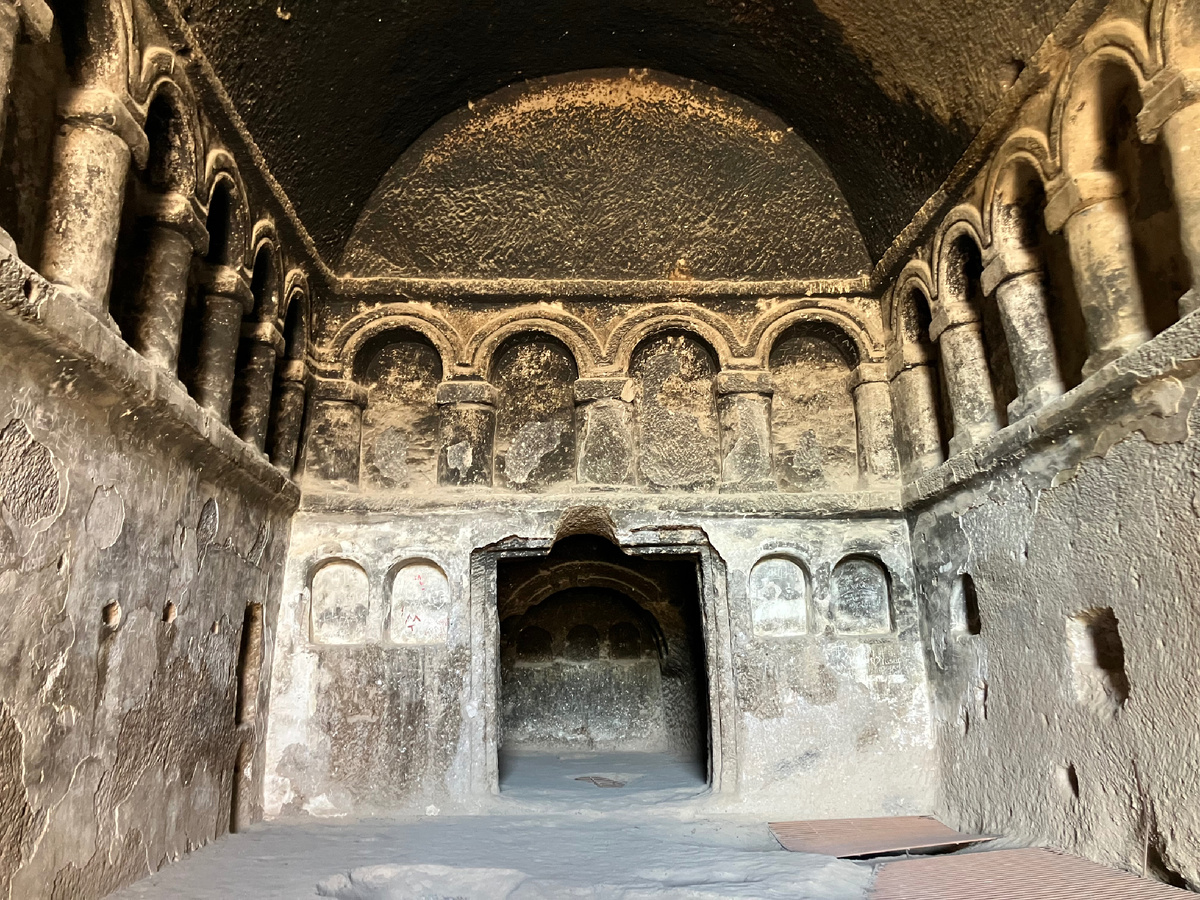 Сам монастырь с внутренними комнатами-пещерами для монахов