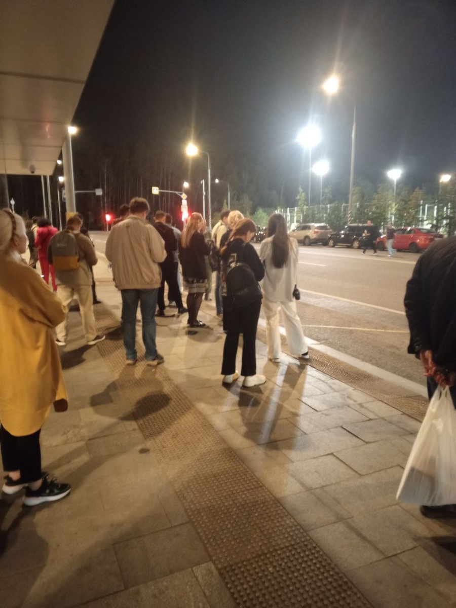 Очередь на автобус м Филатов луг