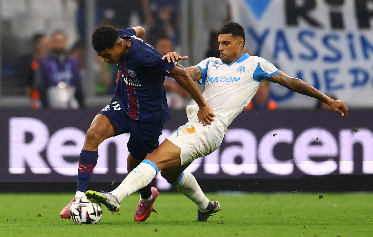    Полузащитник ПСЖ Сенни Меюлю и защитник "Марселя" Эмерсон  REUTERS