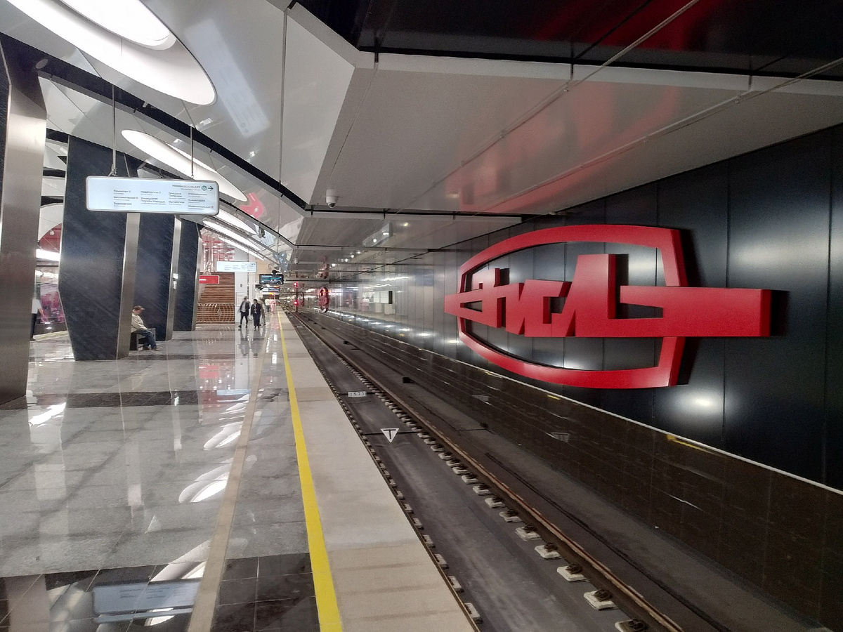 Вид на одну из путевых стен станции "ЗИЛ", движение в сторону тупиков и возможного продления линии на восток, фото автора