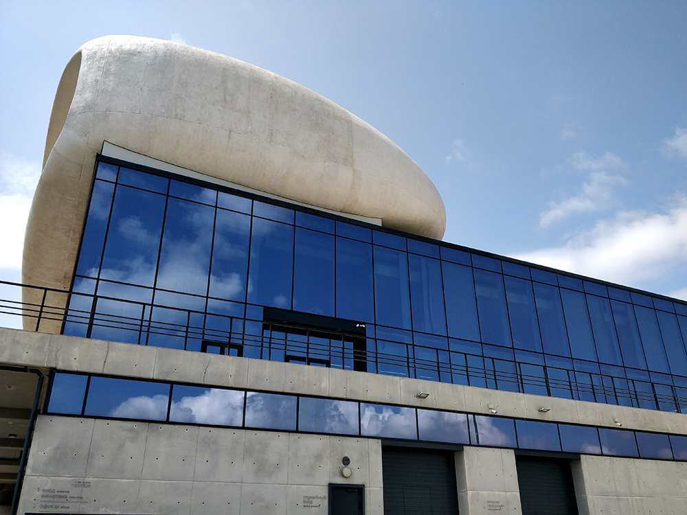 Знаменитый дегустационный зал на крыше имитирующий морской булыжник – вид в профиль