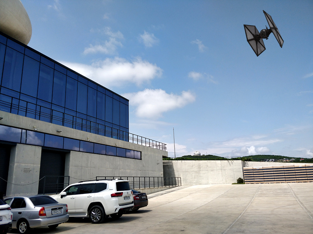 Машины посетителей опасливо прижавшиеся к зданию винодельни