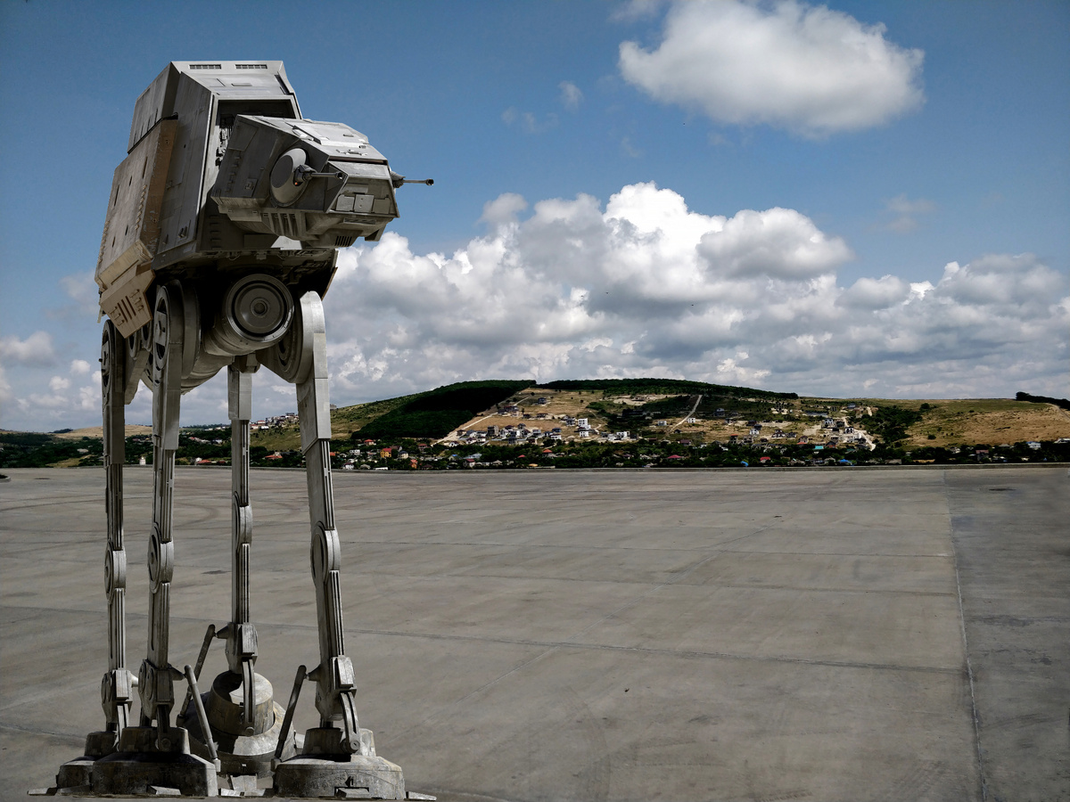Вид на площадь перед винодельней с Варваровкой на заднем плане.