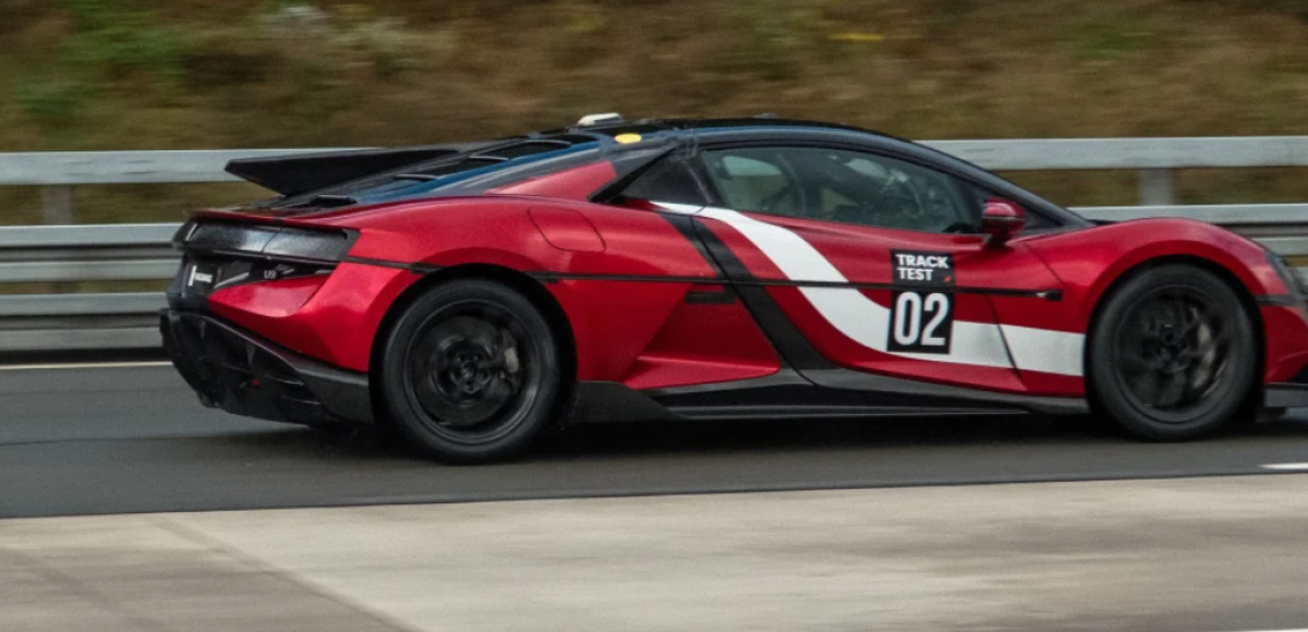 За рулем гиперкара находился профессиональный гонщик Марк Бассенг