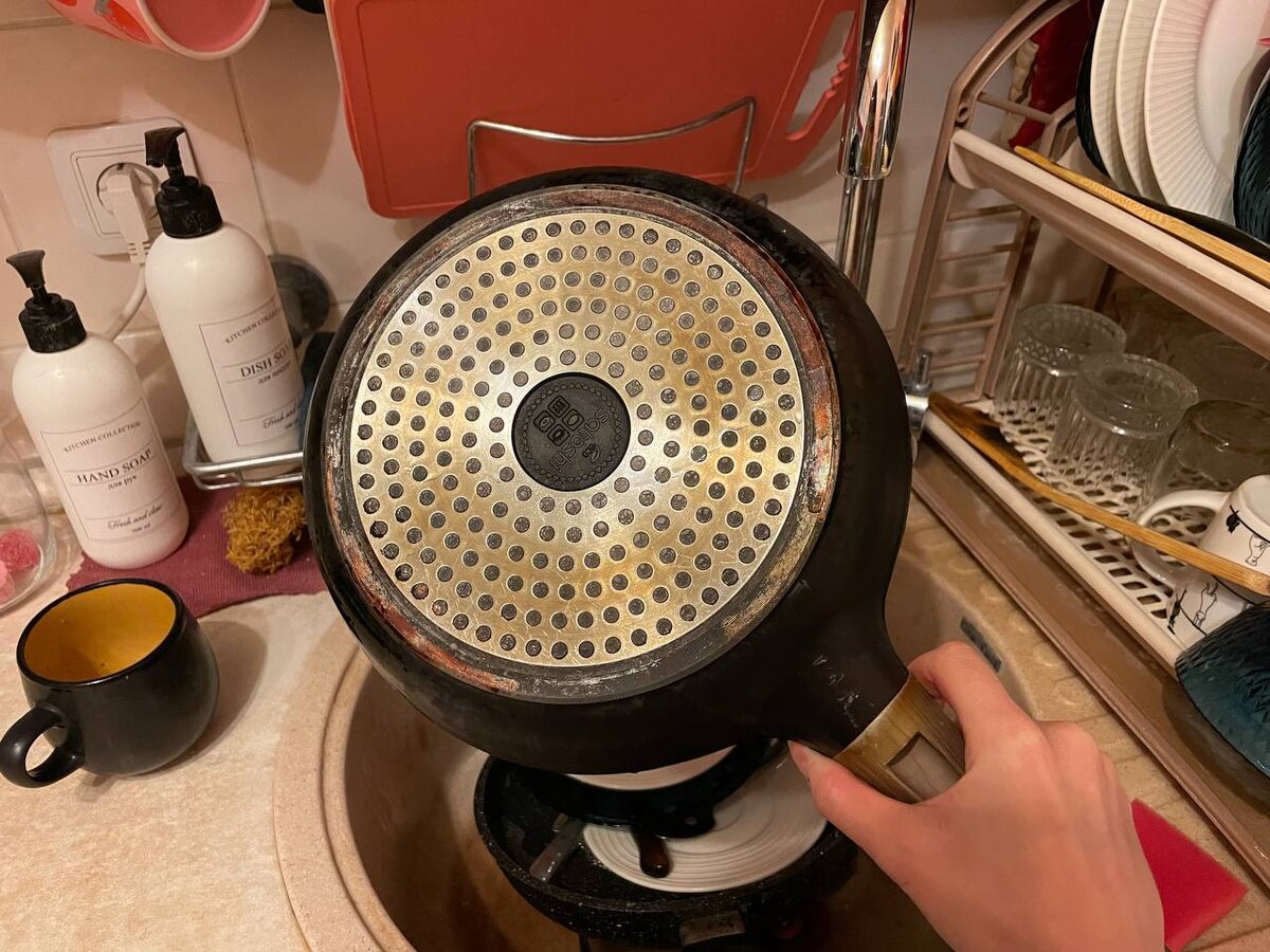    Два пакетика заливаю кипятком, и сковорода как новая: жир и нагар исчезает без следа