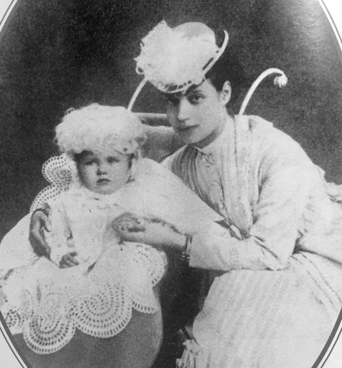 Николай с матерью Марией Федоровной вскоре после рождения. Очень редкое фото