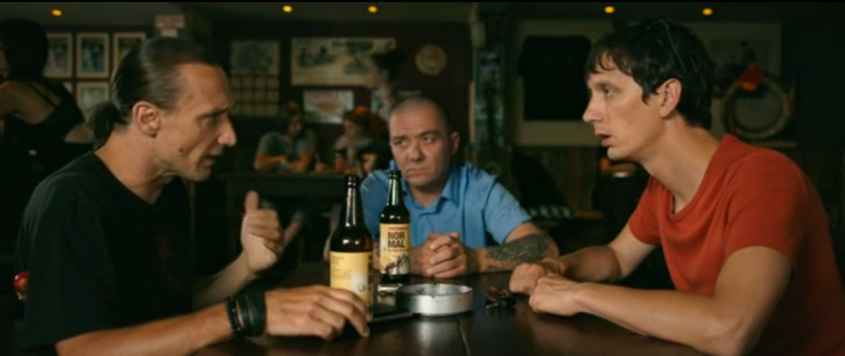 Кадр из фильма «Проклятие Вальбурга»: Марьян, Боэн и Фердо обсуждают будущий бизнес