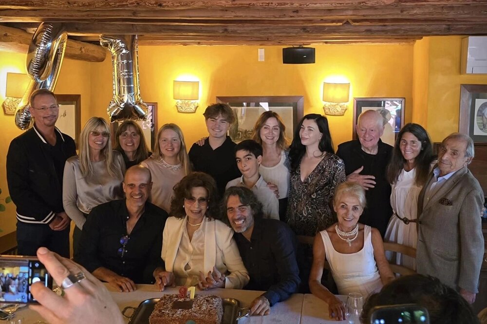    Софи Лорен в кругу семьи. Фото: соцсети