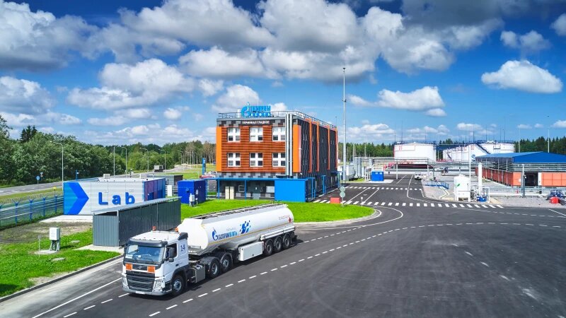     Доставка топлива до АЗС. Предоставлено "Газпром нефть" для altapress.ru.