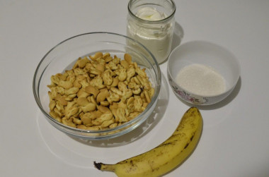 Шаг 1:
Как сделать торт из печенья рыбки? Для начала отмерьте и подготовьте нужные продукты. Этот рецепт состоит из четырех ингредиентов, поэтому много времени это не займет. Сметану берите любой жирности, это влияет только на калорийность. Вместо сметаны можете взять йогурт.