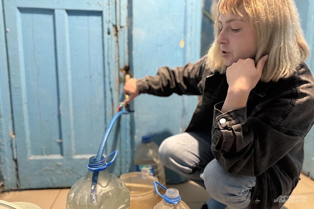    Юлия набирает воду. Фото: АиФ/ Дмитрий Григорьев