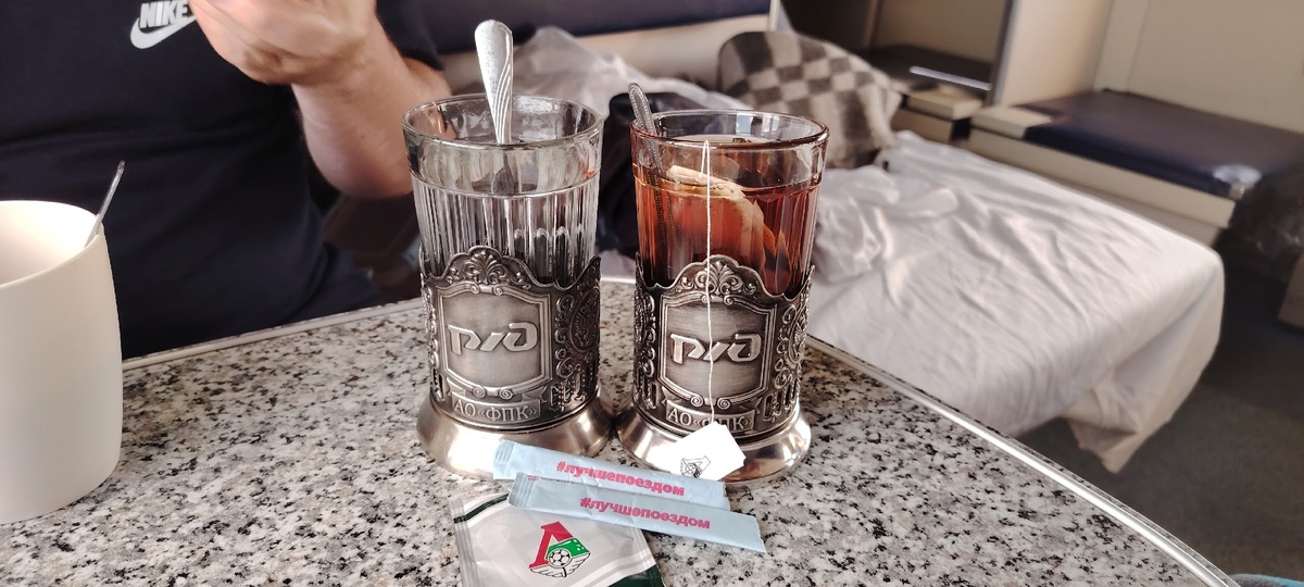    Хитроумный попутчик с верхней полки сломал систему: поставил складной стул у столика и ел часами прямо у меня под носом