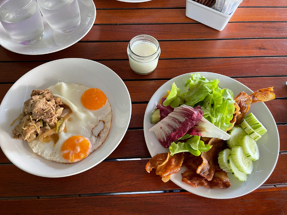 Я решила поесть зелени. «Это же полезно!». Мне не подходят эти козьи завтраки. Сдала все в утиль. Мясо - мое всё! 