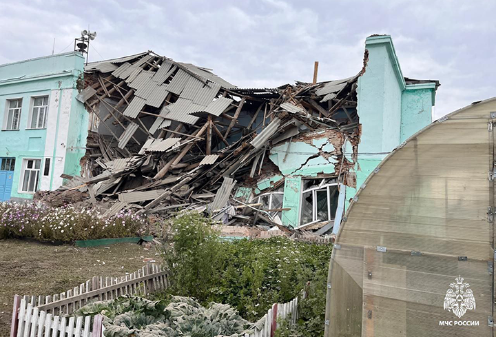    В городе Татарске обрушилось здание средней школы №5. К счастью, в этот момент в строении никого не было - всё произошло в воскресенье. Фото: МЧС России