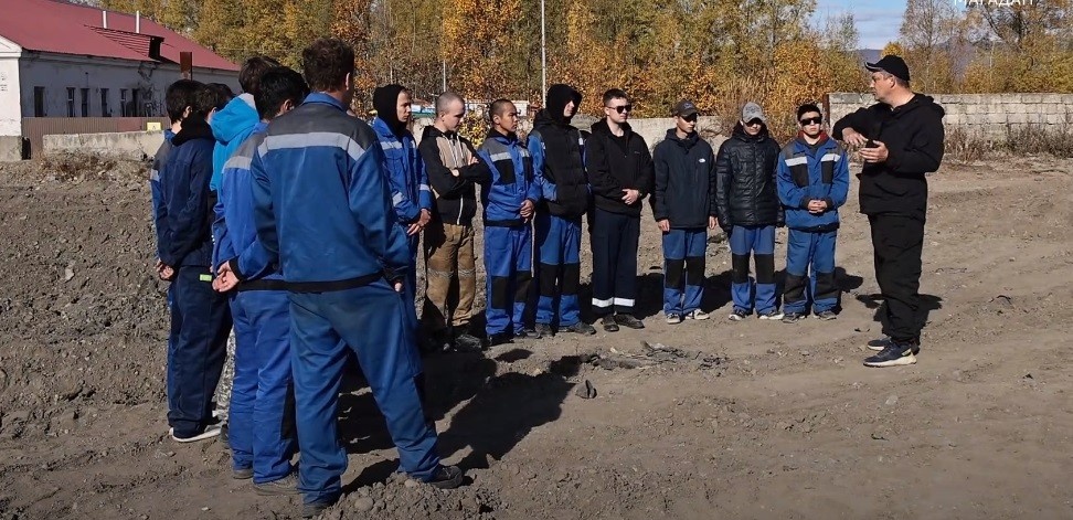   Фото: Вадим Шкедов преподаёт студентам/Вести.Магадан