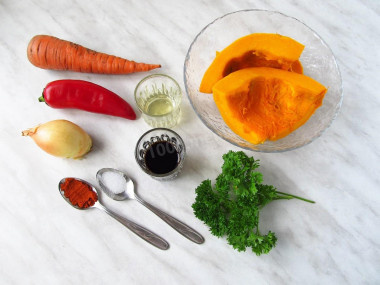 Шаг 1:
Как пожарить тыкву с овощами на сковороде быстро и просто? Подготовьте необходимые ингредиенты.