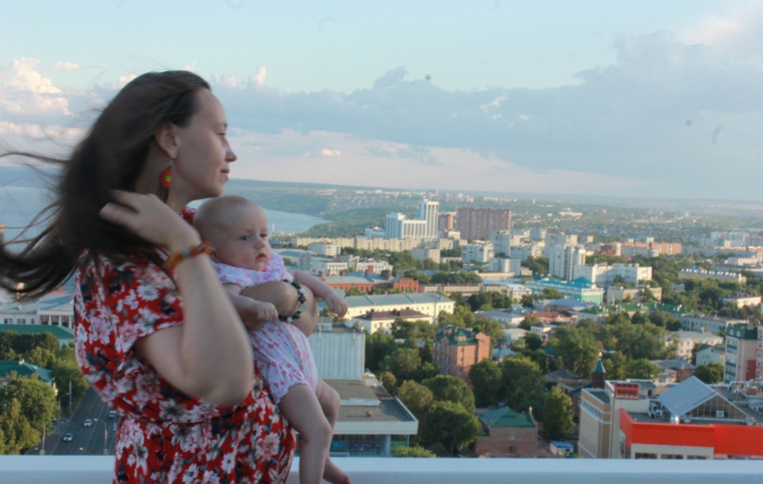 Вид на город со смотровой плодащки на крыше гостиницы Венец