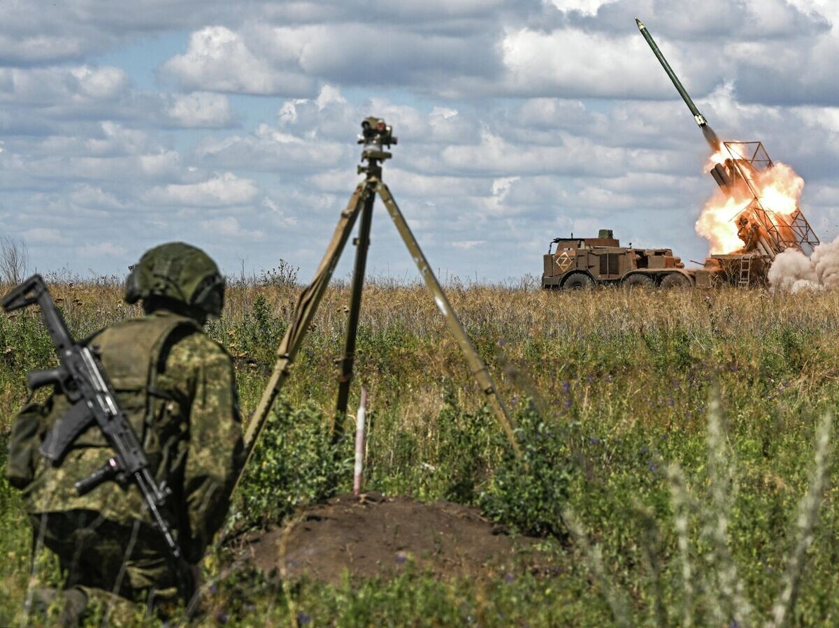    Боевая работа расчета установки РСЗО "Ураган"© РИА Новости / Сергей Бобылев