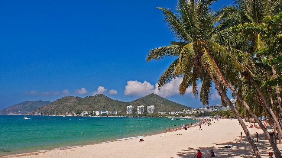 Приглашаем тебя на доверительный разговор за чашкой чего-то тёплого. Эта статья — не сухое руководство и не сборник лайфхаков. Это попытка вместе найти ответ на самый важный, тихо звучащий изнутри вопрос: «Зачем я это всё делаю?».
Мы поговорим о том, почему одни дела зажигают нас изнутри, а другие высасывают все силы еще до начала. Мы отбросим привычные клише о мотивации и доберёмся до её сути — тихого, но могущественного двигателя под названием ценностная мотивация. Это та сила, что заставляет душу петь, а не просто тело двигаться.
Вместе мы составим карту этого внутреннего ландшафта: научимся распознавать свои истинные ценности, отличать их от навязанных обществом и поймём, как сделать так, чтобы именно они, а не внешние стимулы, вели нас по жизни. Мы честно поговорим о барьерах, выгорании и о том, что делать, когда твои же ценности вступают в конфликт.
