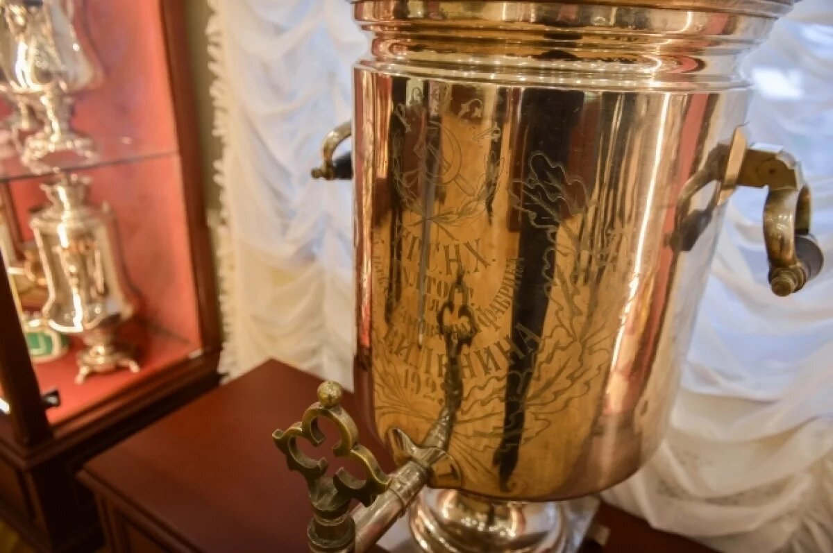    В Новокузнецком аэропорту в багаже нашли бубен, самовар и страусиное яйцо