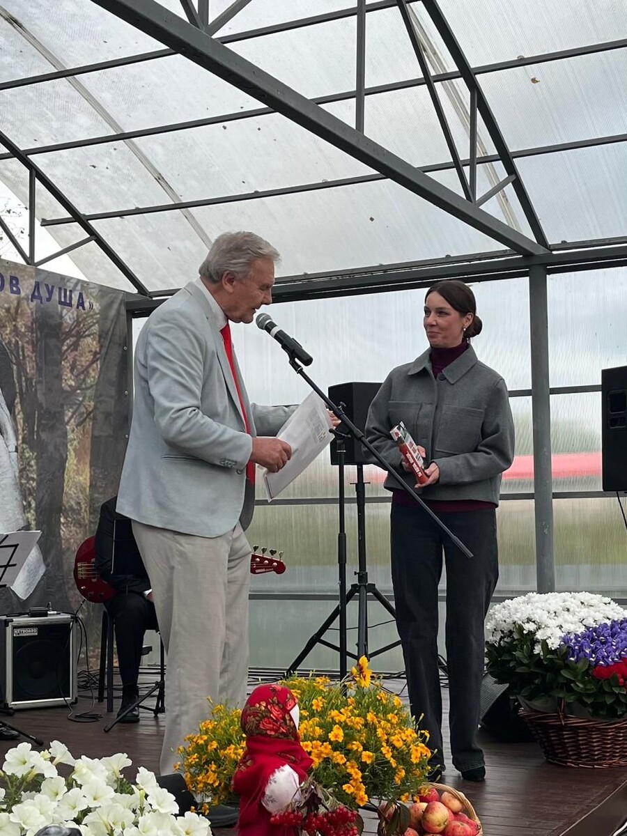 Дарю антологию директору Дома-музея