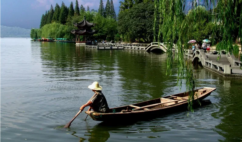 Статья «В поисках внутреннего смысла жизни» посвящена комплексному анализу одной из центральных экзистенциальных проблем человечества. Автор исследует природу и источники смысла, выходя за рамки традиционных социальных конструктов, таких как карьера или семья, и акцентируя внимание на внутреннем, личностном измерении этого феномена. В работе проводится сравнительный анализ ключевых философских и психологических подходов — от идей экзистенциализма В. Франкла до современных концепций позитивной психологии. Центральный тезис заключается в том, что подлинный смысл не обнаруживается в готовом виде, а сознательно конструируется через личные ценности, самореализацию и глубокую связь с миром. Практическая ценность статьи заключается в предложении инструментов для персональной рефлексии, помогающих читателю выявить свои уникальные ориентиры и обрести внутреннюю опору в условиях современной неопределенности.