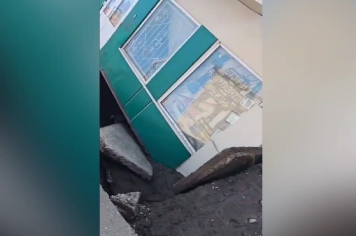    В Красноярске после обрушения склона павильон повис в воздухе