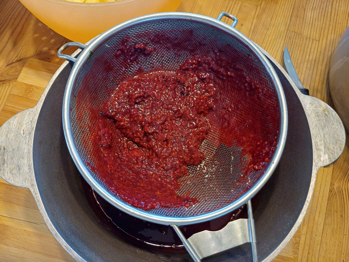 Косточки остаются в сите. фото автора