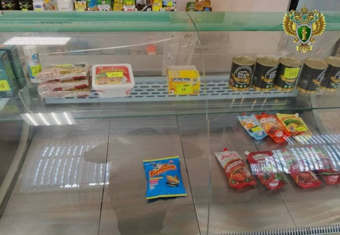 "Доширак", да пара упаковок - вот и вся продовольственная безопасность / фото: телеграм-канал прокуратуры ЧАО   