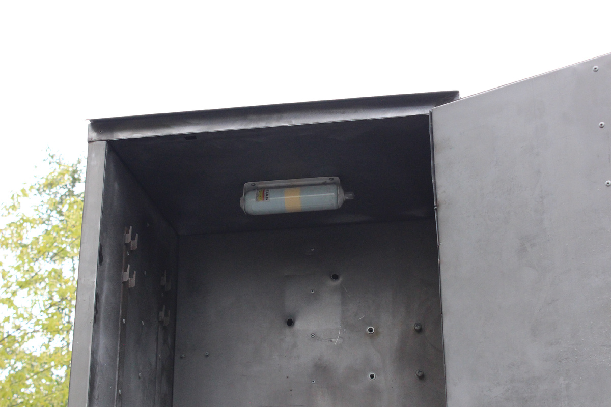 Архивный кадр с производственных испытаний разных систем пожаротушения шкафа для ЛВЖ в 2019 г. Противопожарная защита необходима для такого оборудования, ведь по истечении 30, 60 или 90 минут (в зависимости от класса огнестойкости) огонь может попасть внутрь — туда, где находятся горючие вещества. 