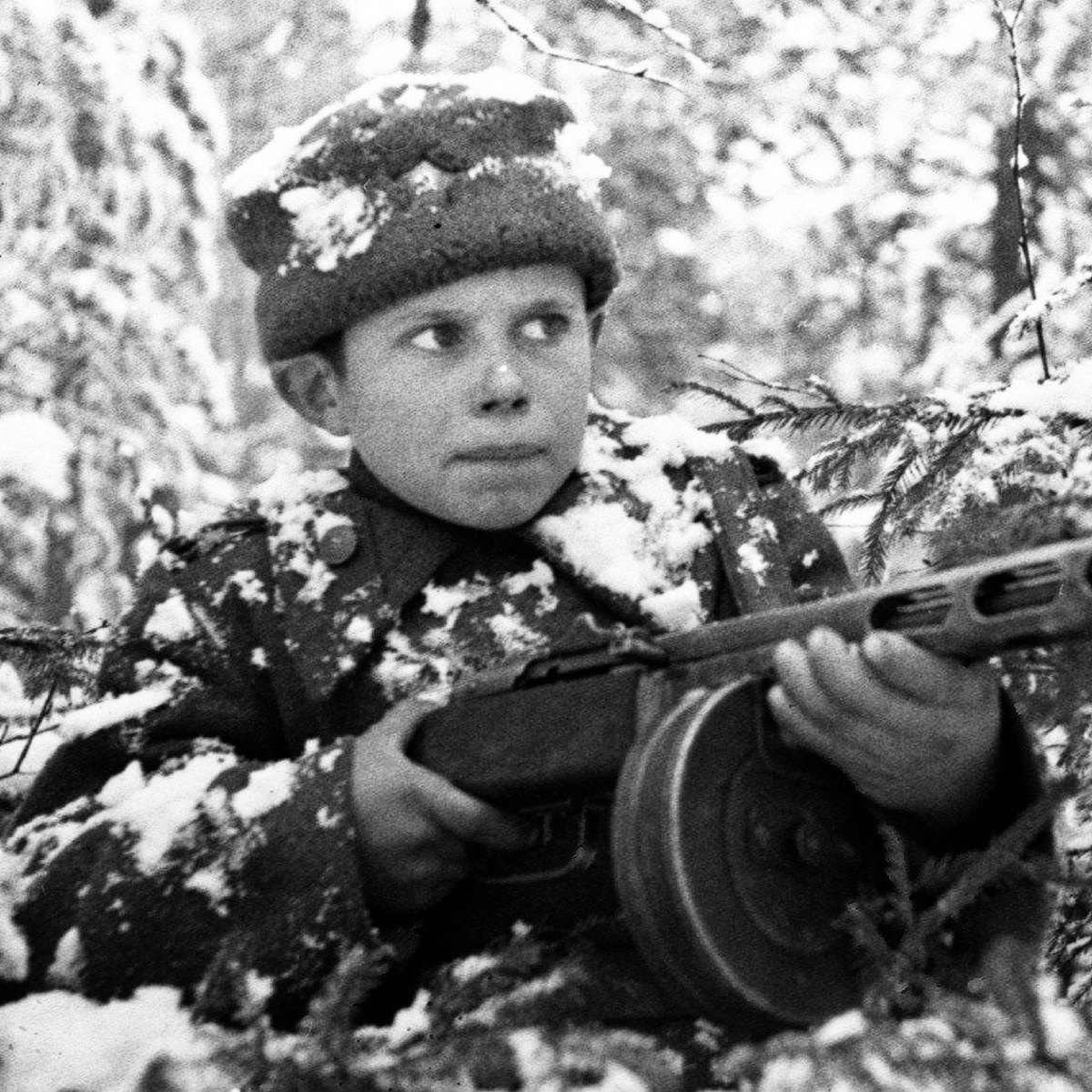 «Мы никогда не победим русских, потому что даже дети у них сражаются как герои». В июне 1941-го, когда фашисты захватили деревню Байки, отец и старшие братья 9-летнего Тихона Барана ушли в партизаны. Тихон с мамой и двумя сестрами остался, стал связным, собирал оружие в лесу, доставлял партизанам еду. У каждого жителя деревни в отряде были родственники.Зимой 1943-го фашистам донесли, кто и как помогает сопротивлению. Тихона и его семью месяц допрашивали. Ничего не добившись, отпустили. А в январе 1944-го гестапо начало в деревне Байки казни. Сожгли дома, затем расстреляли более 900 жителей, в том числе маму и маленьких сестер Тихона.В гестапо знали, что 11-летний Тихон связной, и поэтому оставили в живых: угрожали расстрелом, палили над головой из пистолета, требовали показать дорогу к лесному лагерю, обещали защиту от мести партизан, сулили хорошую жизнь в Германии, дали плитку шоколада.22 января 1944-го Тихон повел фашистов заснеженными тропами в лес. Специально вывел их к покрытой коркой льда трясине. Под ногами взрослых корка лопнула - немцы провалились по грудь. Тихон остался на «земле». В болоте утонуло более 200 немецких солдат и полицаев.История Тихона Барана стала известна благодаря найденному впоследствии дневнику уцелевшего в тот день гестаповца. В дневнике записано, что Тихон, вытащив из кармана ту самую плитку шоколада, бросил ее в сторону немецкого офицера. И крикнул: «Это вам за всё, гады: за маму, за сестер, за нашу деревню!»Гестаповец застрелил Тихона.В дневнике немца была приписка: «Мы никогда не победим русских, потому что даже дети у них сражаются как герои».Чтобы об этой истории узнало как можно больше людей, поделитесь этой публикацией со своими друзьями.